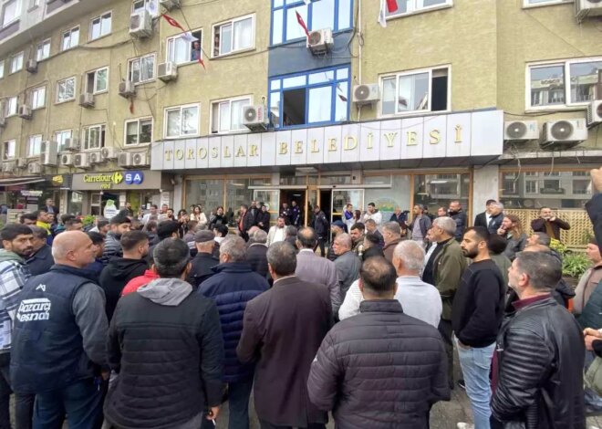 Mersin’de Yerel Pazarcılar, Belediye Önünde Protesto Gösterisi Düzenledi